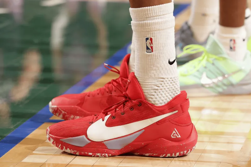 开云体育-阿德托昆博穿着红色Freak2，得到25分8篮板5助攻1抢断