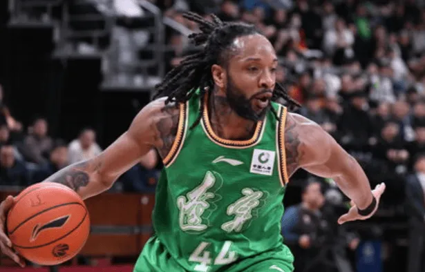 开云体育-威尔斯全场投篮22中15，罚球2中1得到33分4篮板3助攻1抢断