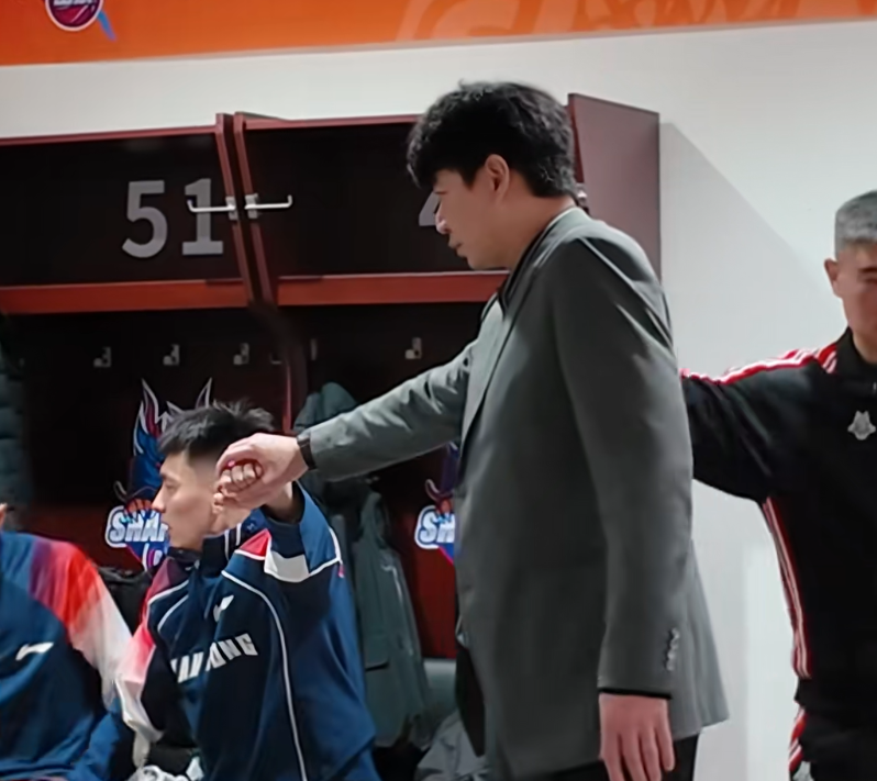 开云体育-胜宁波更衣室！邱彪强调健康与family，鲍威尔因家庭变故而低迷！