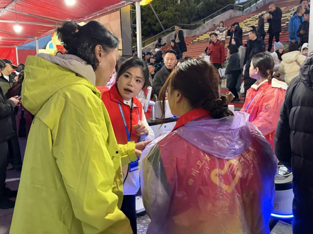 开云体育官网-盐都青年志愿者雨中护航，让川超赛场更有温度
