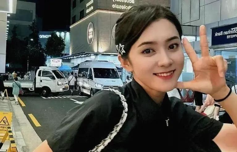 两次嫁给梁靖崑,退圈安心照顾两个儿子,如今丈夫成为大学教授
