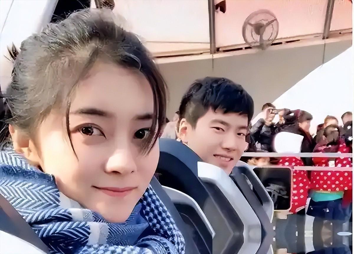 两次嫁给梁靖崑,退圈安心照顾两个儿子,如今丈夫成为大学教授