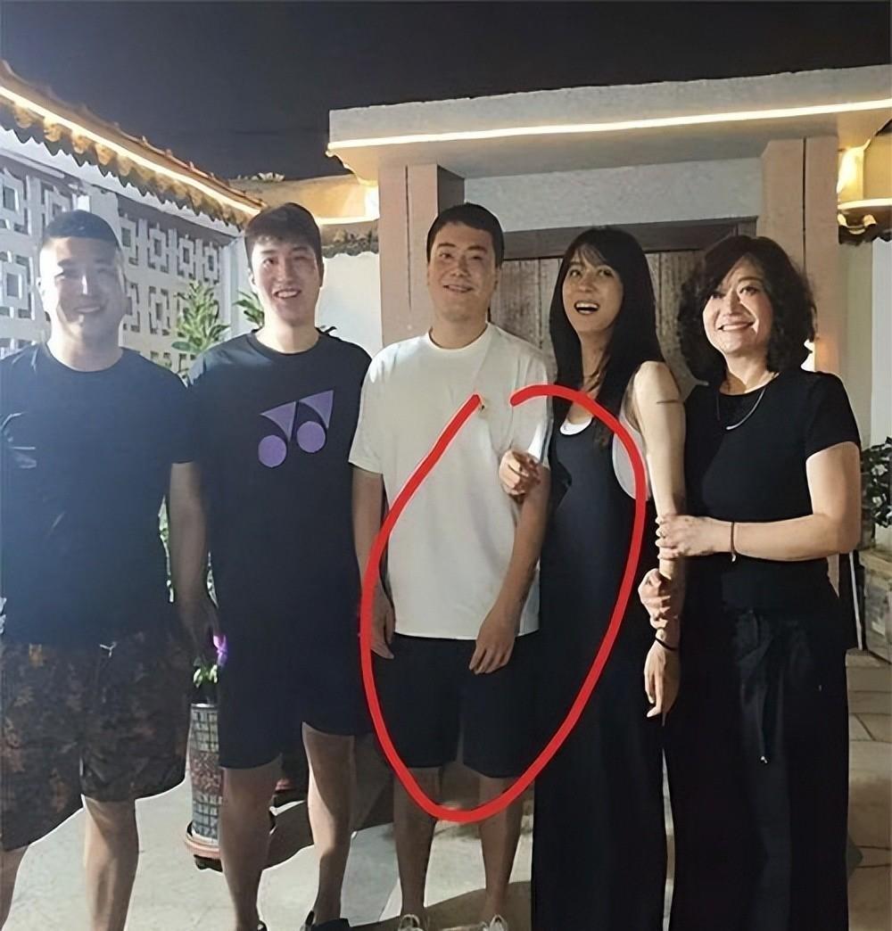 两次嫁给梁靖崑,退圈安心照顾两个儿子,如今丈夫成为大学教授