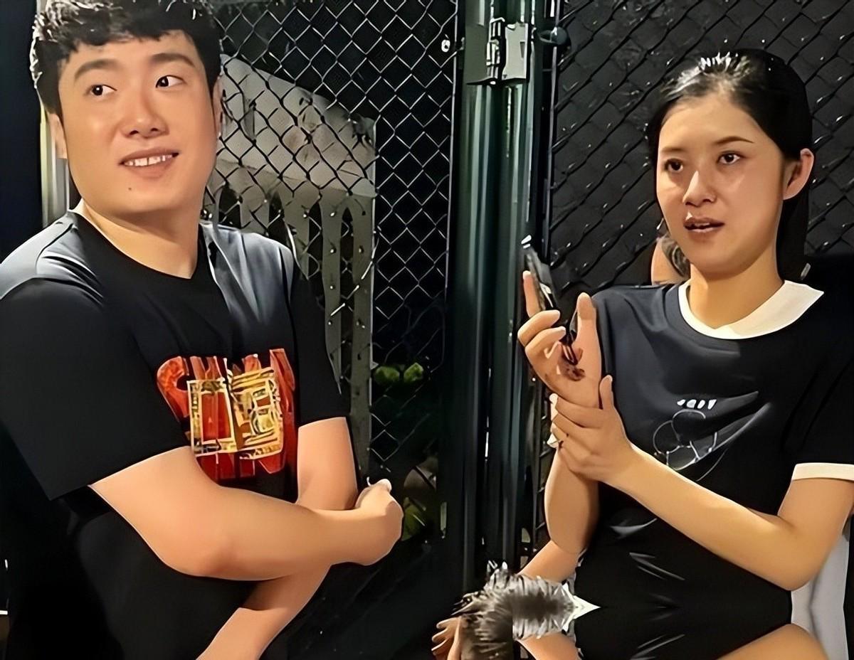 两次嫁给梁靖崑,退圈安心照顾两个儿子,如今丈夫成为大学教授